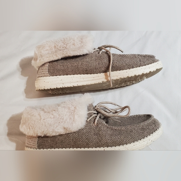 Hey Dude Women's Tan Wendy Fur-Lined Shoes. Sz 10 - Picture 4 of 4